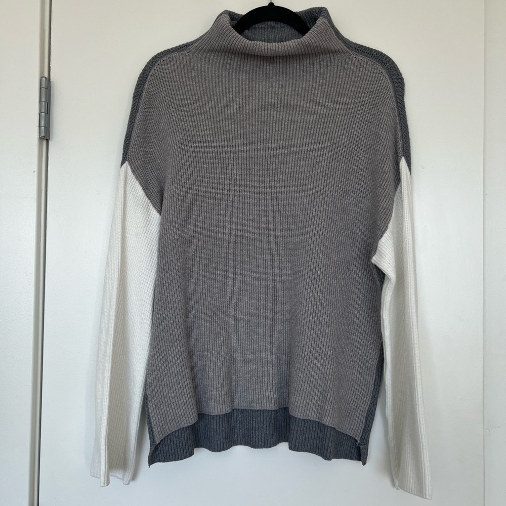 Rain + Rose Women’s Grey & White Color Block Bell Sleeve Sweater M